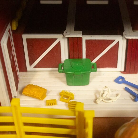 Breyer Stablemates Red Stable & 2 Horses Set - Picture 6 of 12